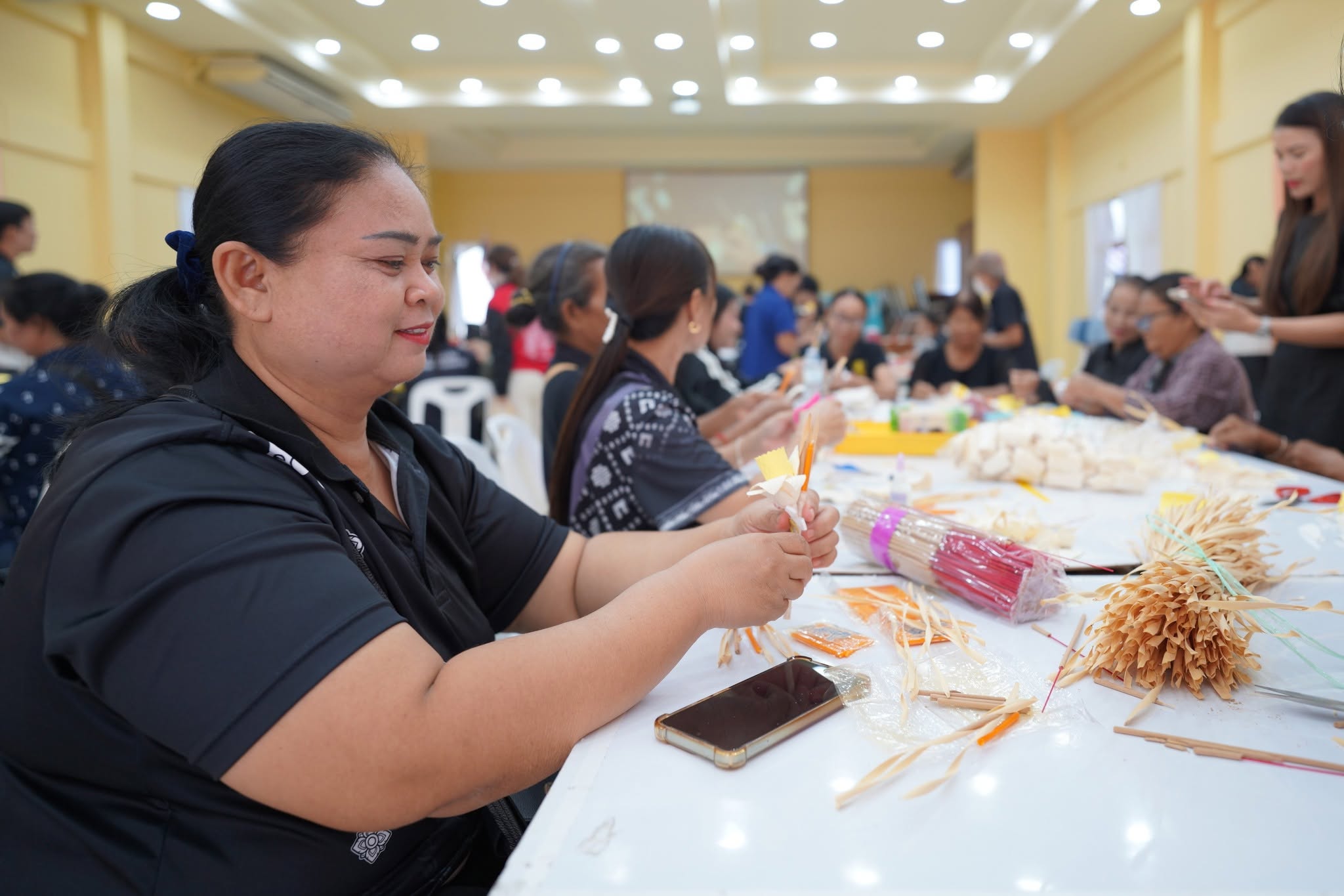 โครงการฝึกอบรมอาชีพประดิษฐ์ดอกไม้จันทน์